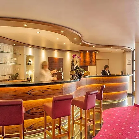 Invite Loewen Hotel